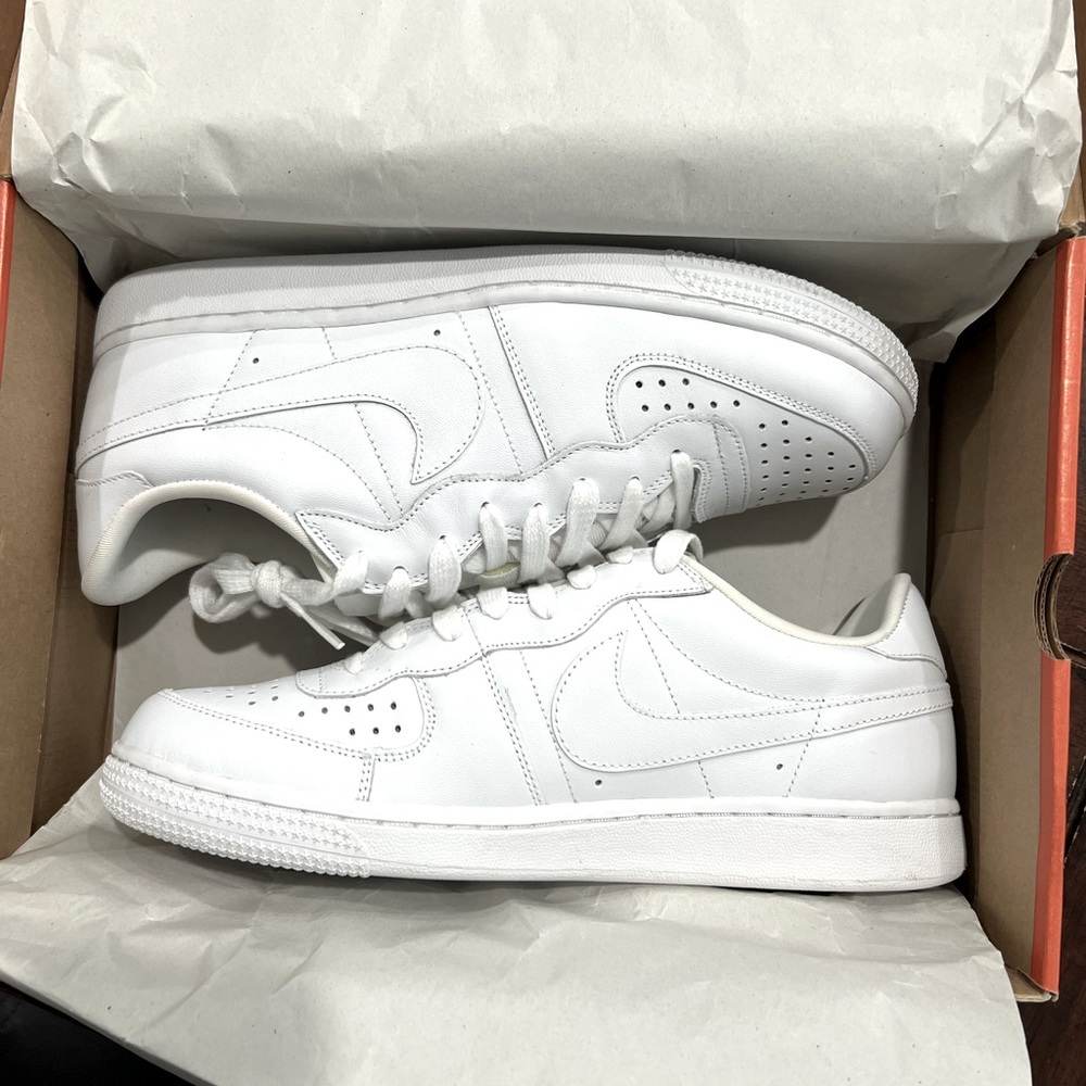 Brand new Nike Mens Legend size 10.5